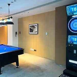 Oasis Aurum 181 **** Hong Kong